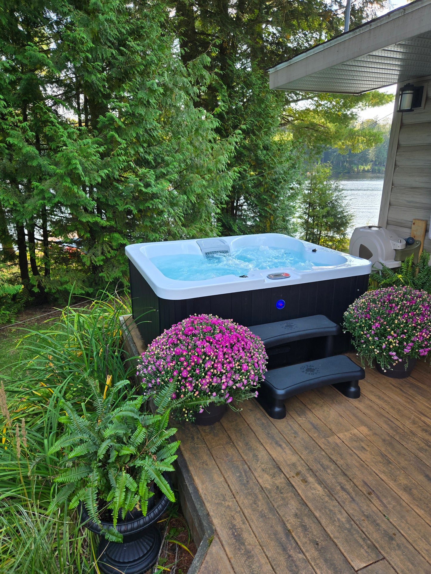 Manitoba 14-Jet 4-Person Hot Tub