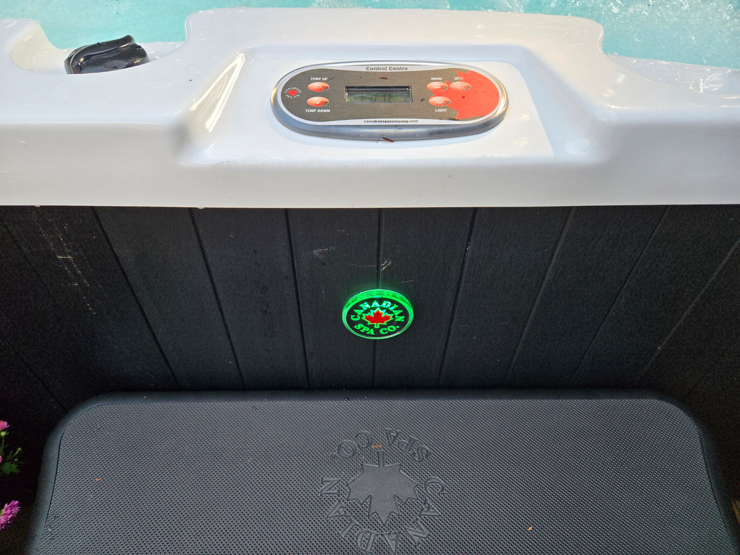 Manitoba 14-Jet 4-Person Hot Tub