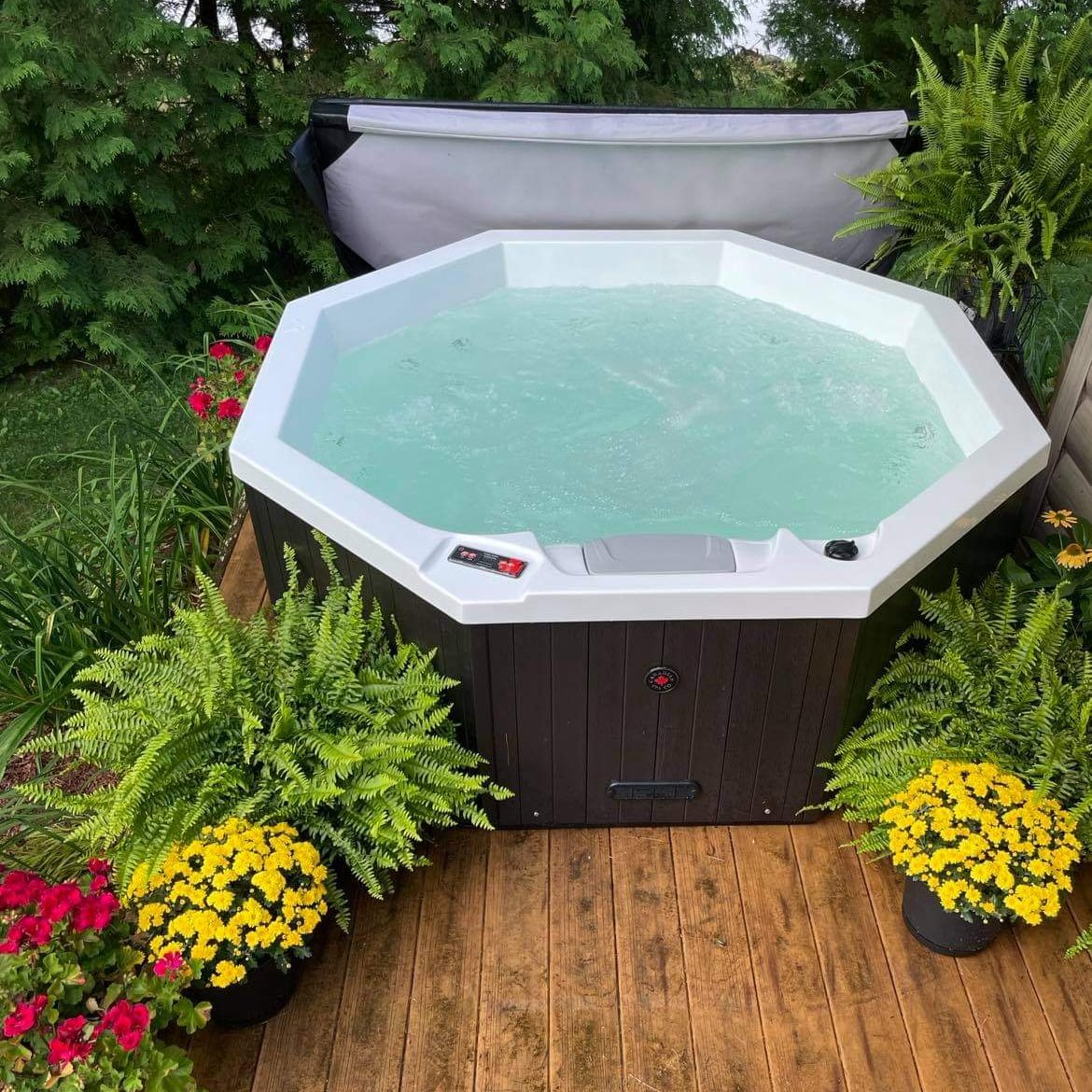 Muskoka 14-Jet 6-Person Hot Tub