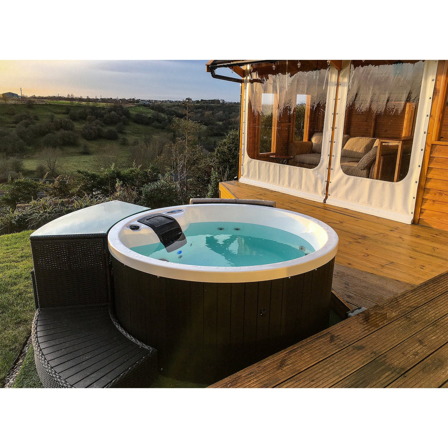 Okanagan UV 10-jet 4-Person Hot Tub