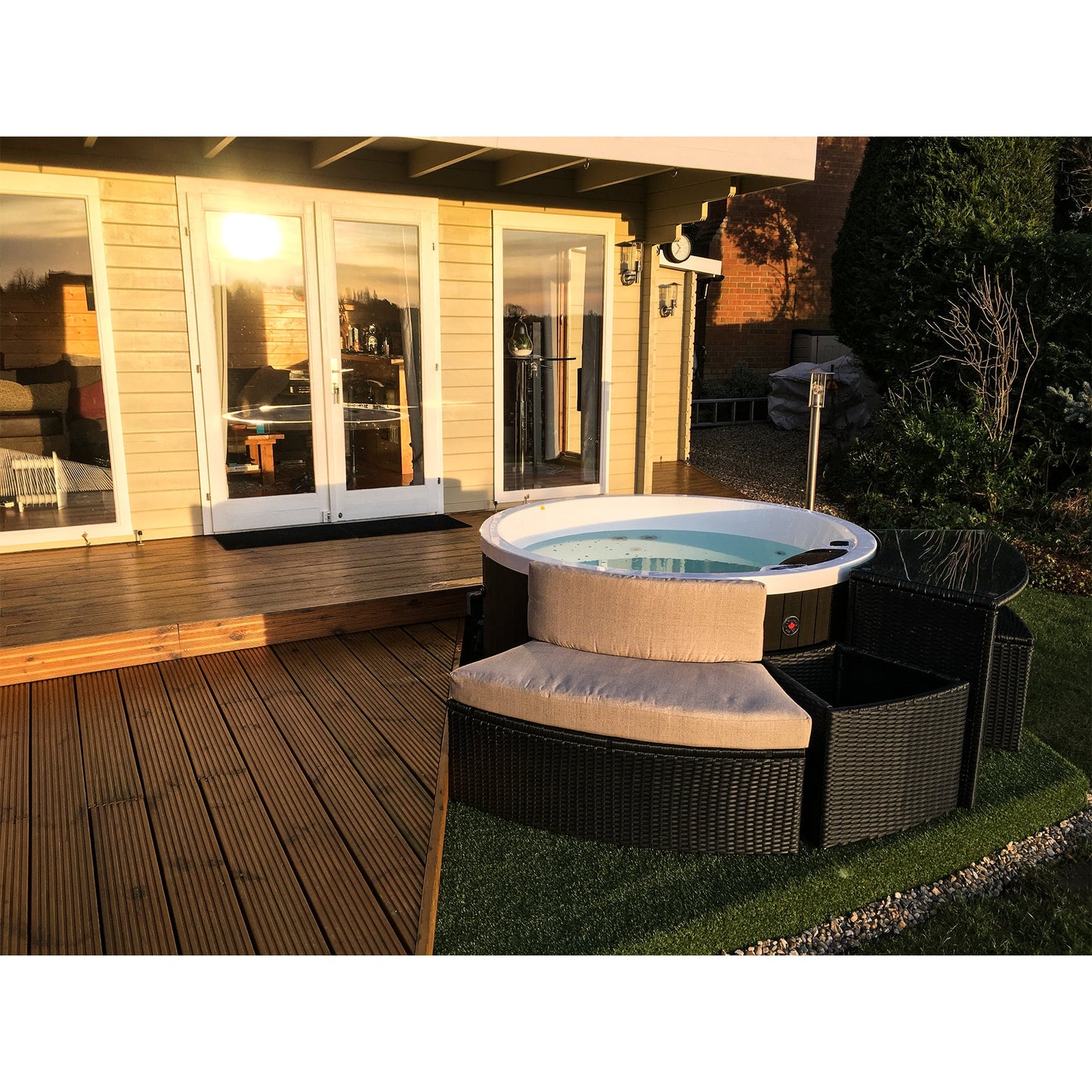 Okanagan UV 10-jet 4-Person Hot Tub